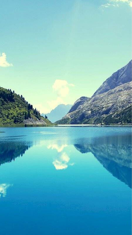Hình ảnh mặt hồ bình yên xanh trong làm hình nền điện thoại phong thủy mệnh thủy đẹp