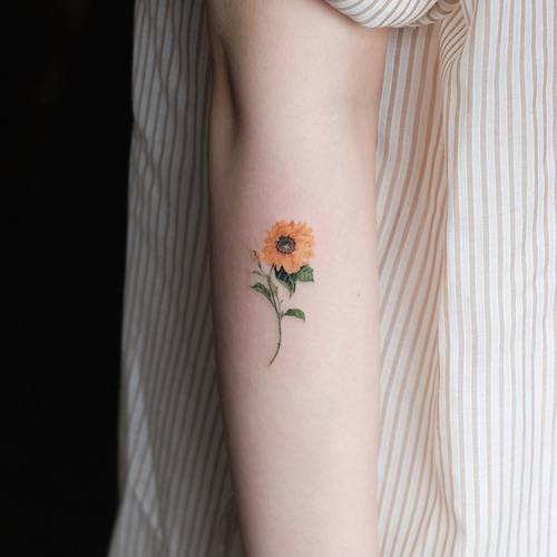 Xăm hình hoa hướng dương nhỏ xinh ở cánh tay