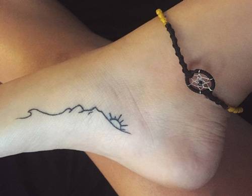 Mẫu tattoo đồi núi nhỏ xinh ở bàn chân…