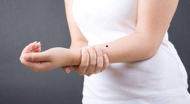 6 vị trí nốt ruồi ở cánh tay không nên tẩy xóa