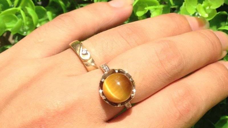 7 kiểu nhẫn phong thủy nam mệnh Thổ hút tài lộc cho chủ 33 Nhẫn phong thuỷ đá mắt hổ vàng